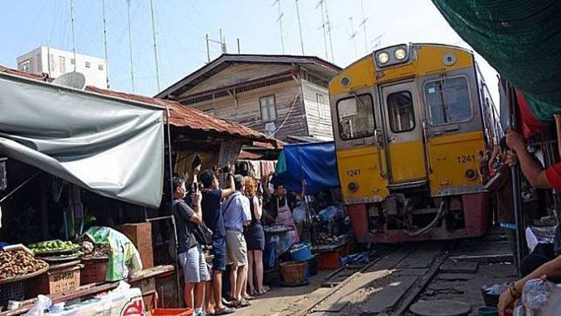 Maeklong Railway Market Pasar Berbahaya Didunia
