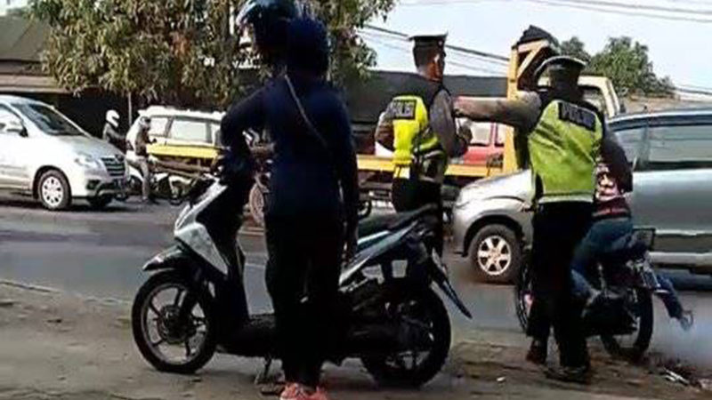 VIRAL Polisi Tendang Pemotor di Tanggerang