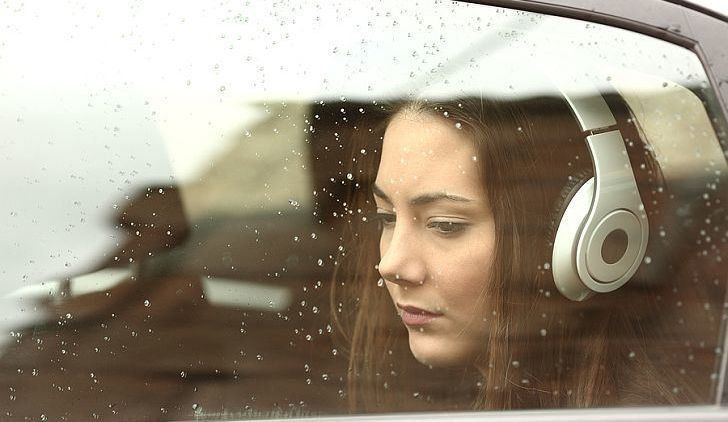Bisa Merasa Lebih Baik, 5 Manfaat Mendengar Lagu Galau Saat Sedih
