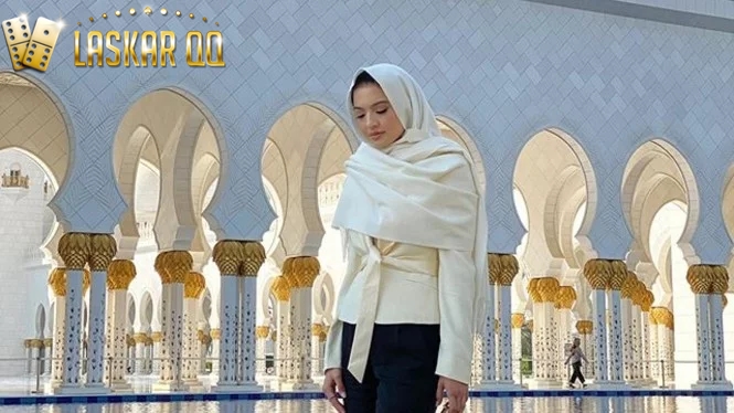 Raline Shah Berhijab saat Liburan di Abu Dhabi