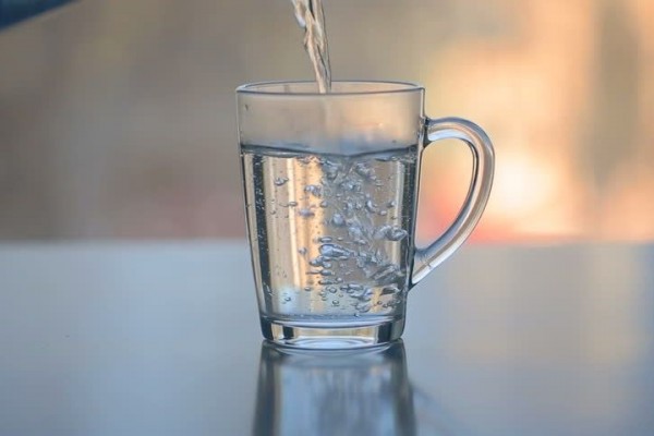 Mitos Terkait Manfaat Minum Air Hangat